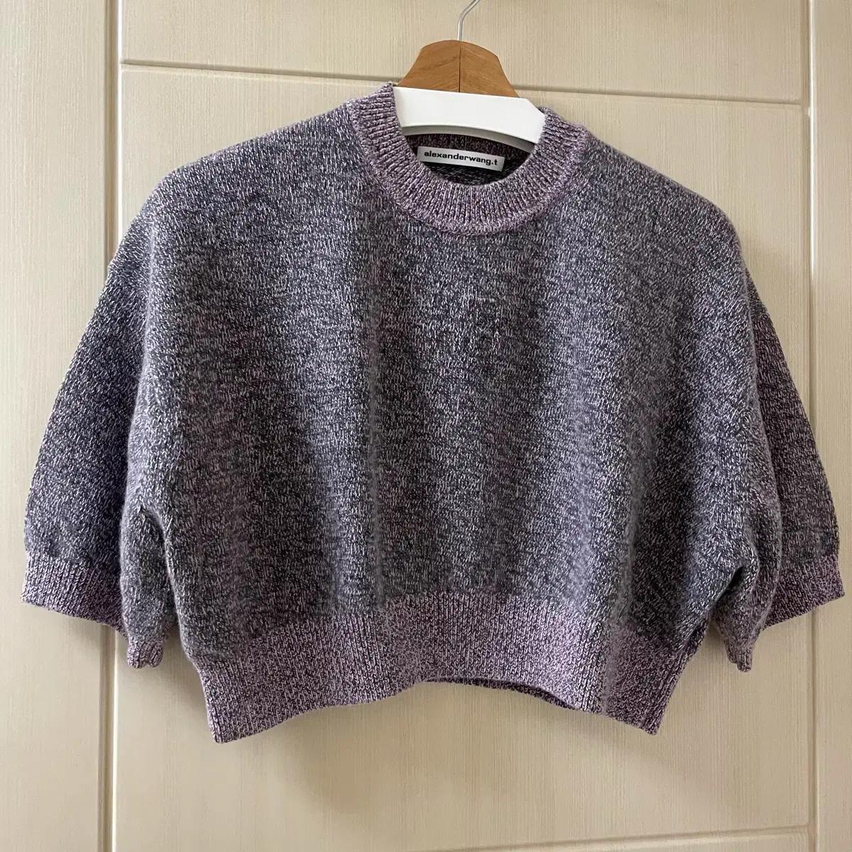 알렉산더왕 엠보 로고 숏 슬리브 크롭 풀오버 니트