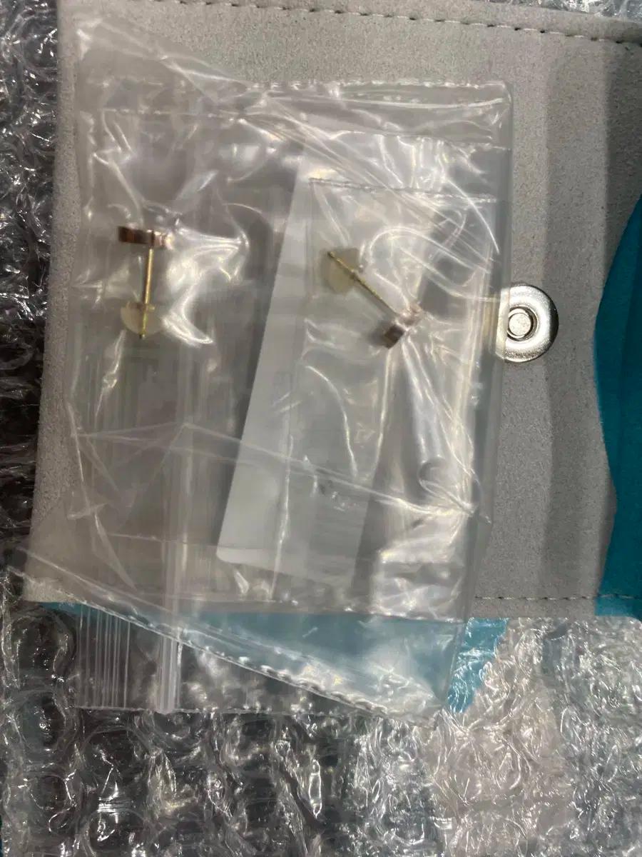 뉴진스귀걸이 모델명 P1539 스톤헨지 럭키유 말발굽 귀걸이 미개봉새상품