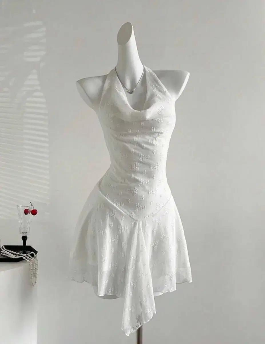 55-66추천) 여름 화이트 홀터넥 레이스 미니 원피스 휴양지룩