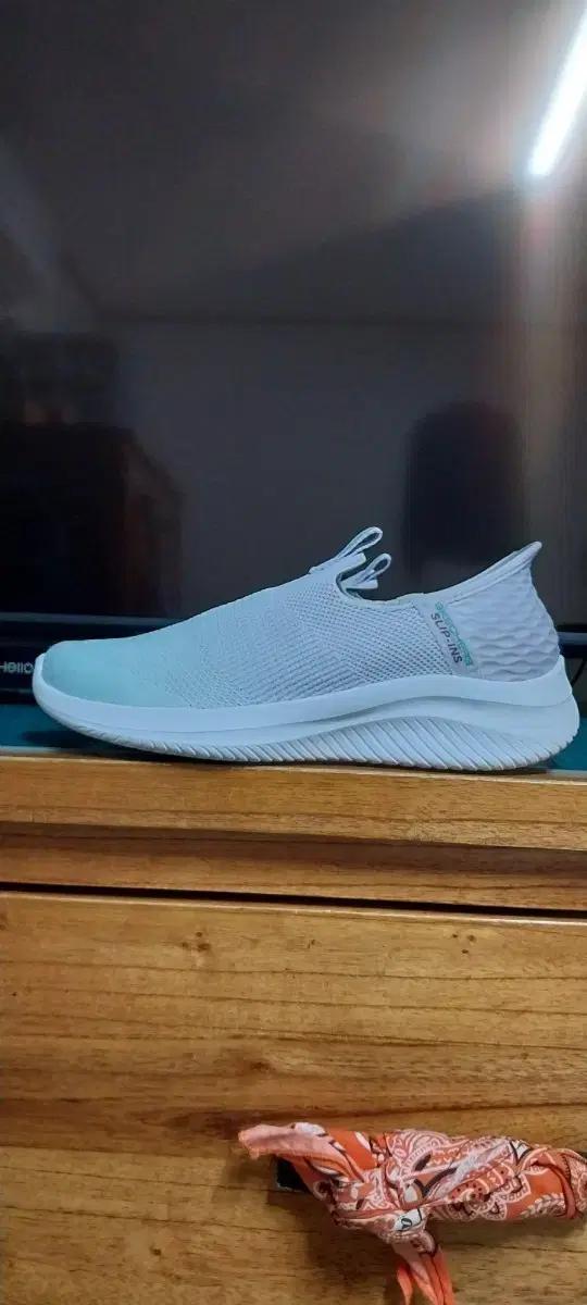 스케쳐스 슬립온 여성 라이트 블루 235