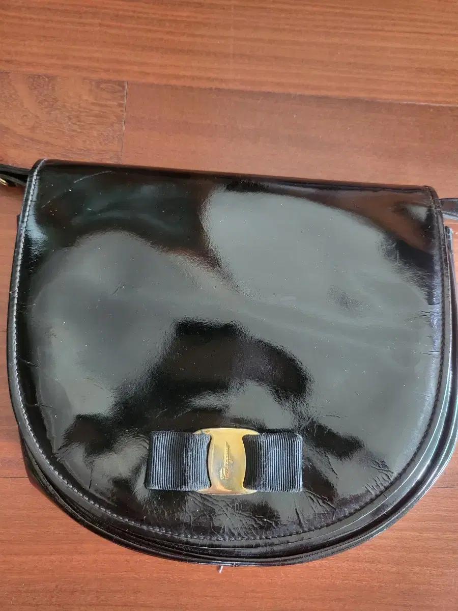 페라가모 바라 크로스 백