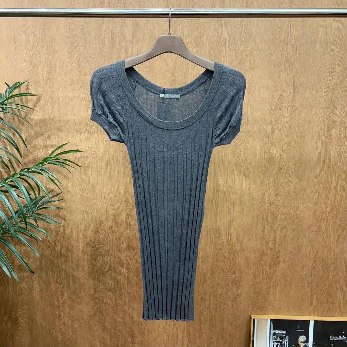 띠어리 럭스 반팔 니트 미디 원피스 골지 짜임 디테일 슬림핏 차콜 그레이