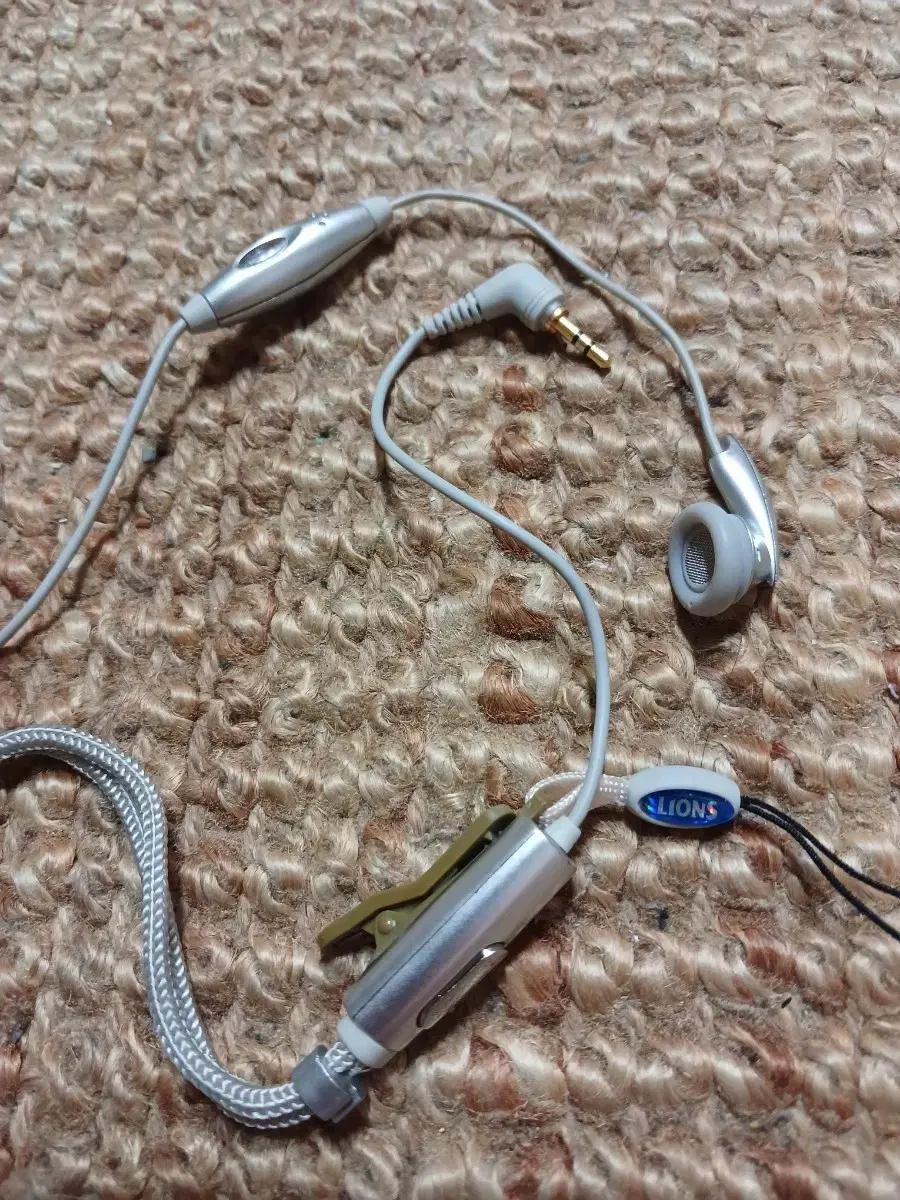 삼성 구형 핸드폰 LIONS 이어폰 실버색상