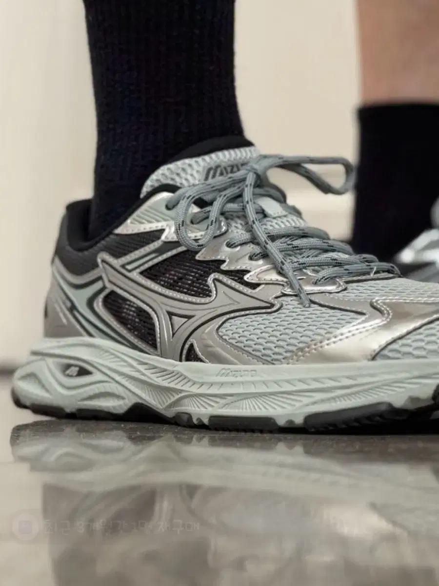 미즈노 레이서 V2 실버 그레이 러닝화