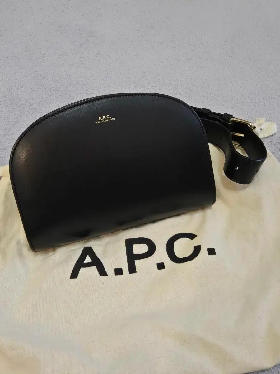 a.p.c 아페쎄 하프문 벨트백