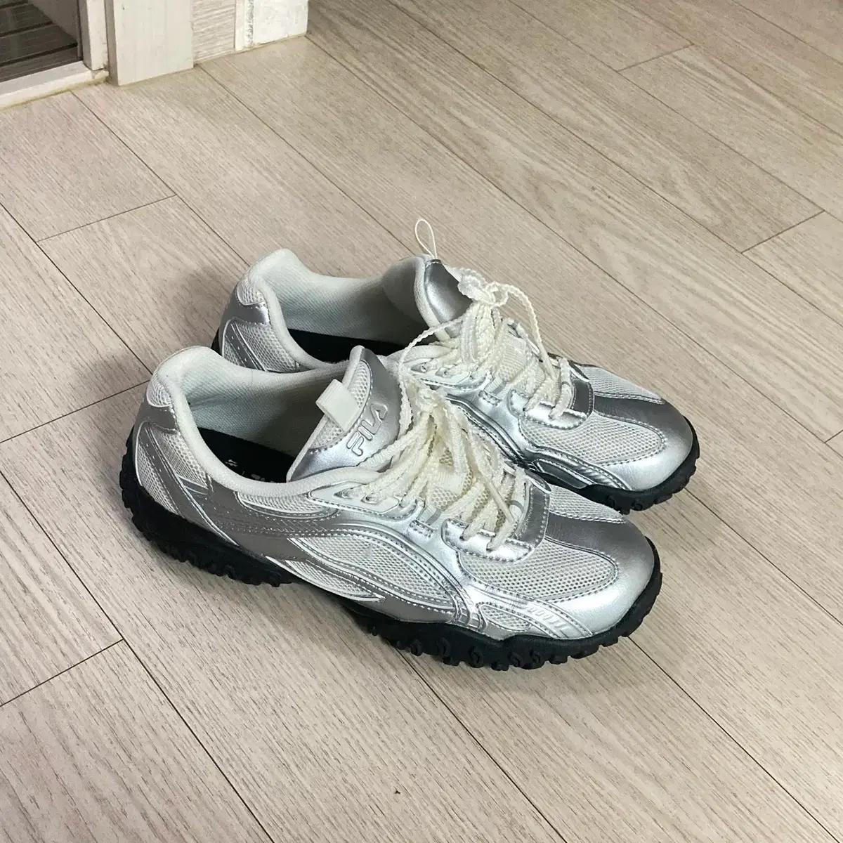 휠라 운동화 에샤페 실버문 240 런닝화 신발