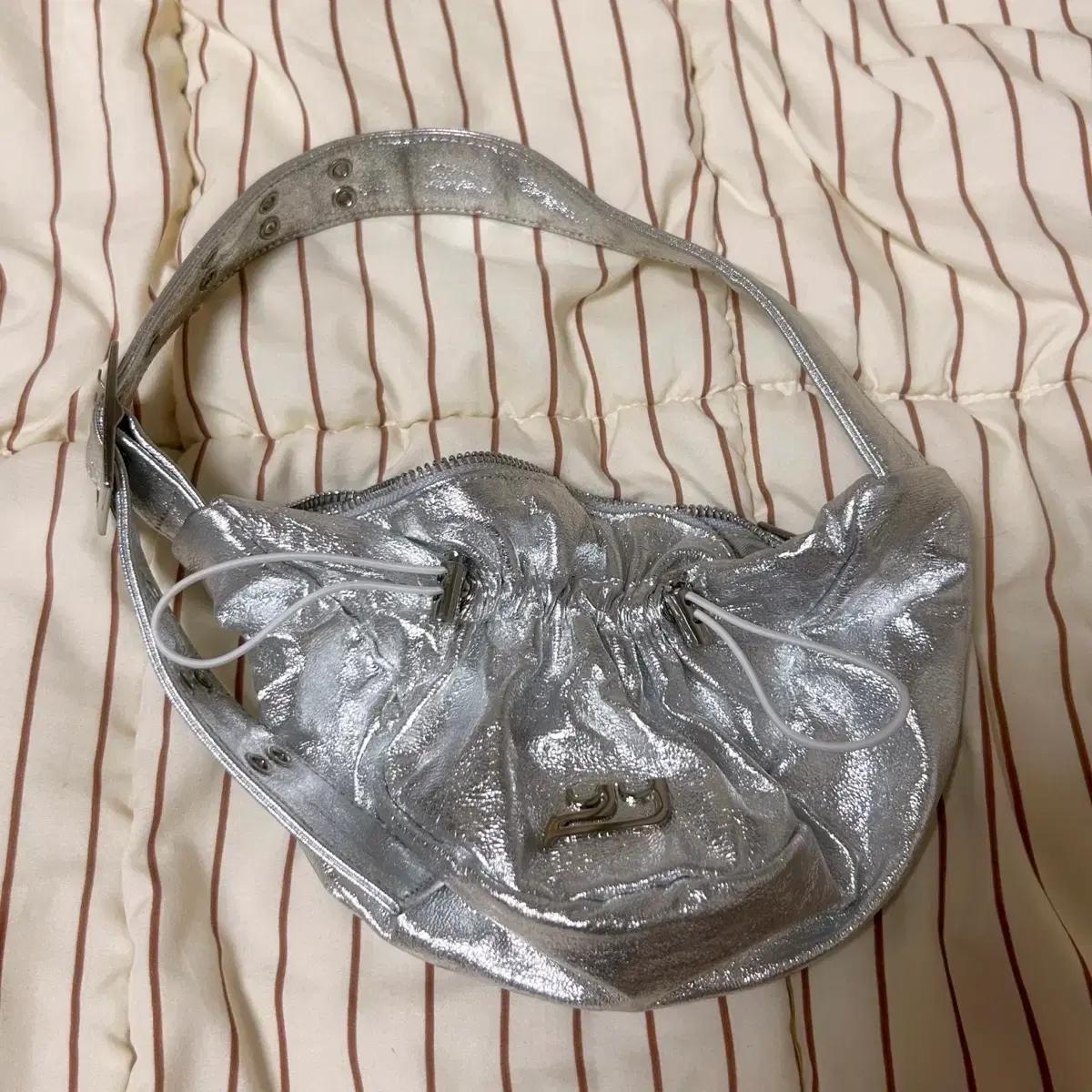 이에이에 YIE YIE 사샤백 실버