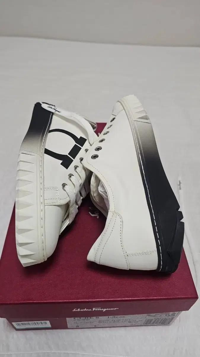 페라가모 큐브 스니커즈 8사이즈