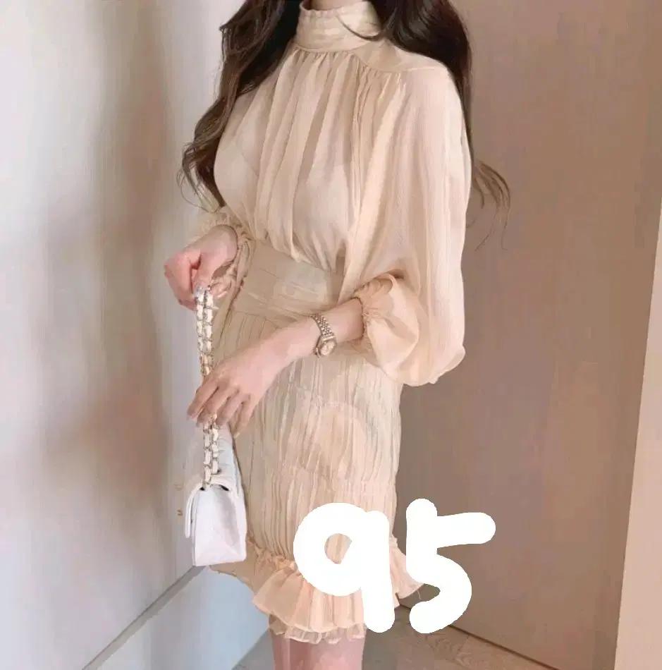 새상품) 델리썸 쉬폰 셔링 원피스 여리여리 여신룩 하객룩 데이트룩 봄