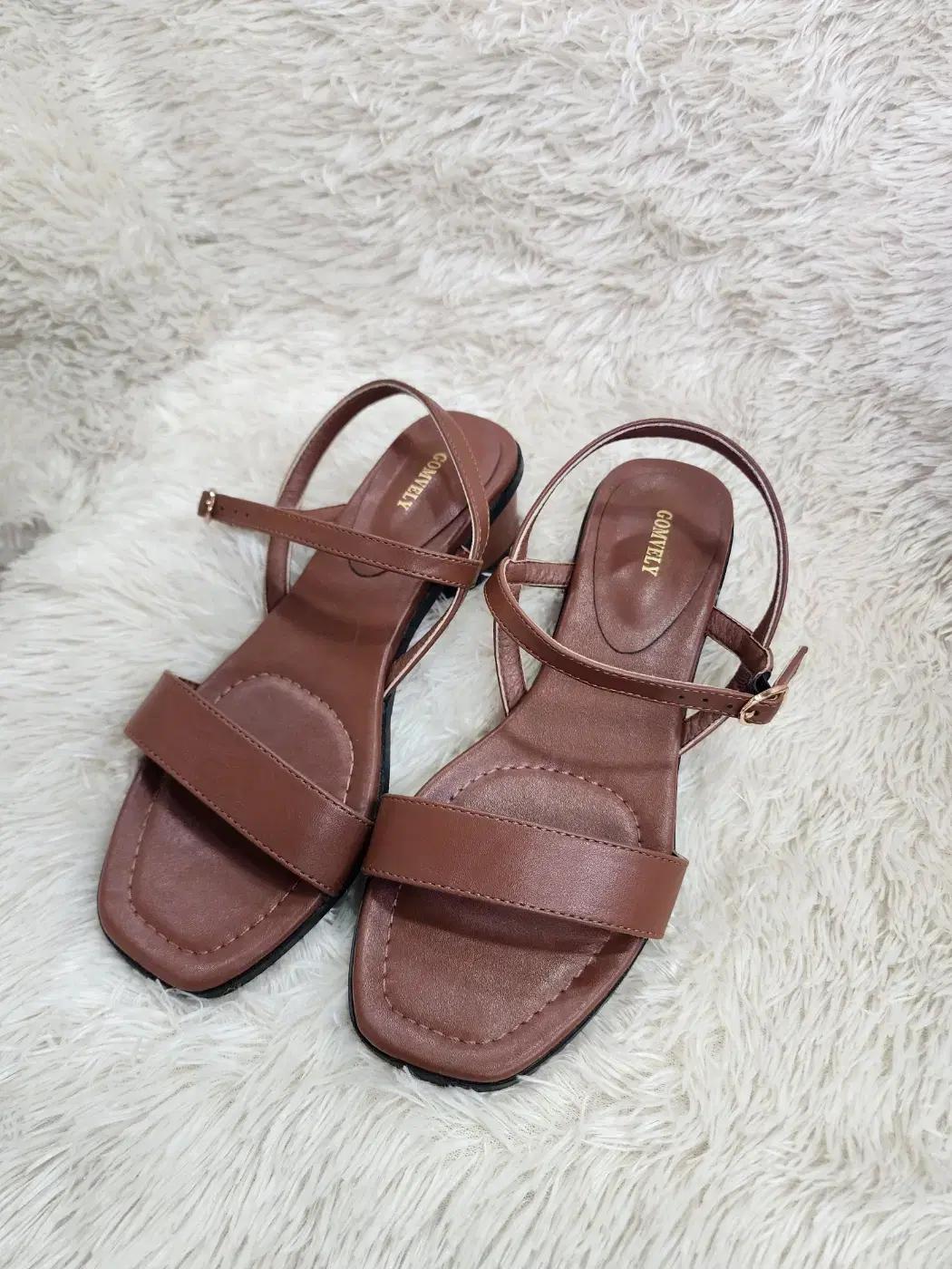 [GOMVELY] 곰블리 여성 버클 스트랩 여름샌들235