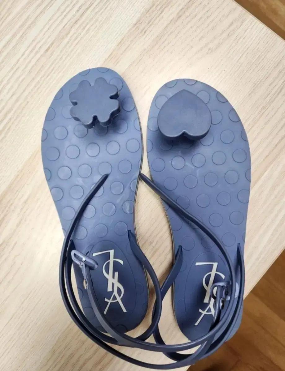 (정품) 생로랑 젤리 하트 쪼리 샌들 36 (명품 여자 신발 슬리퍼 뮬)