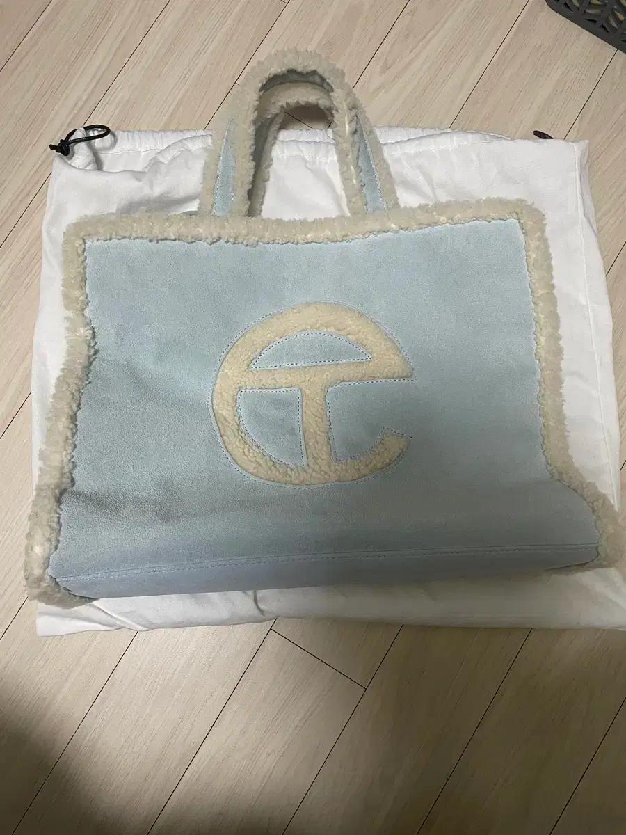 어그 x 텔파 미디움 백 판매