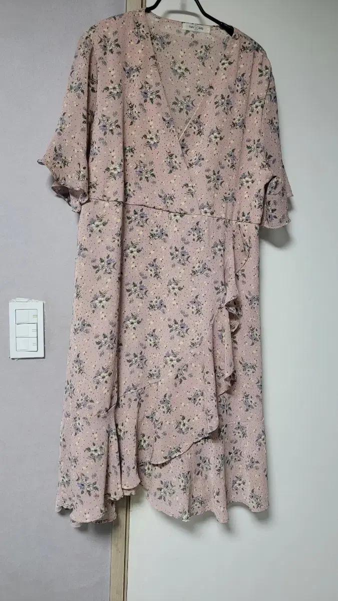 buru & judy 브루앤 쥬디 브랜드의 쉬폰핑크 꽃무늬 원피스입니다.