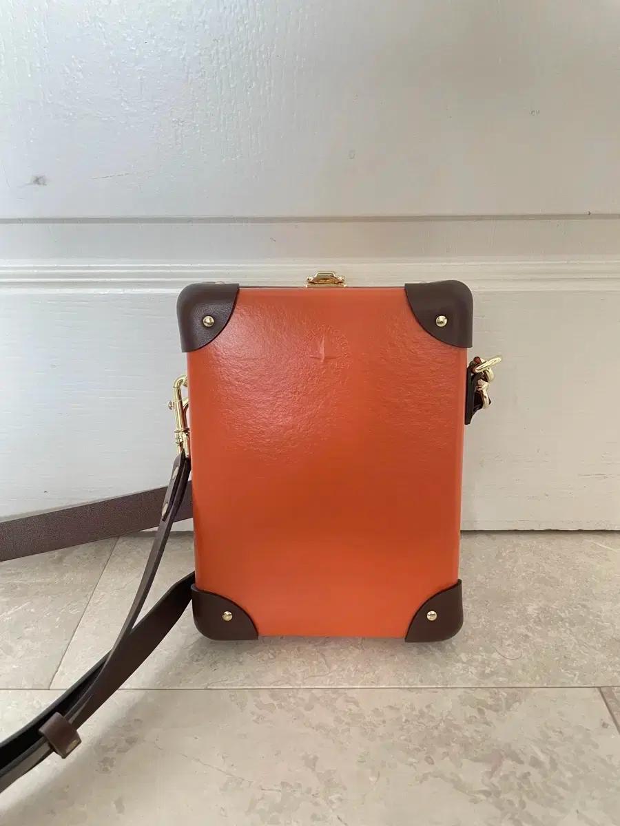 글로브트로터(GlobeTrotter) 영국 프리미엄 가죽 크로스백