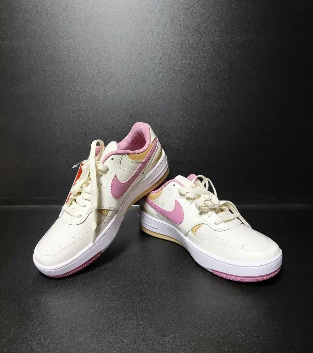 새제품/나이키 운동화270 스니커즈 포스/택포