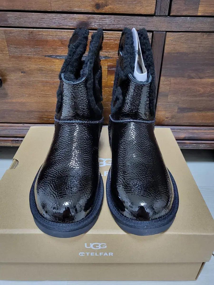 UGG x Telfar 블랙 패텐트 부츠