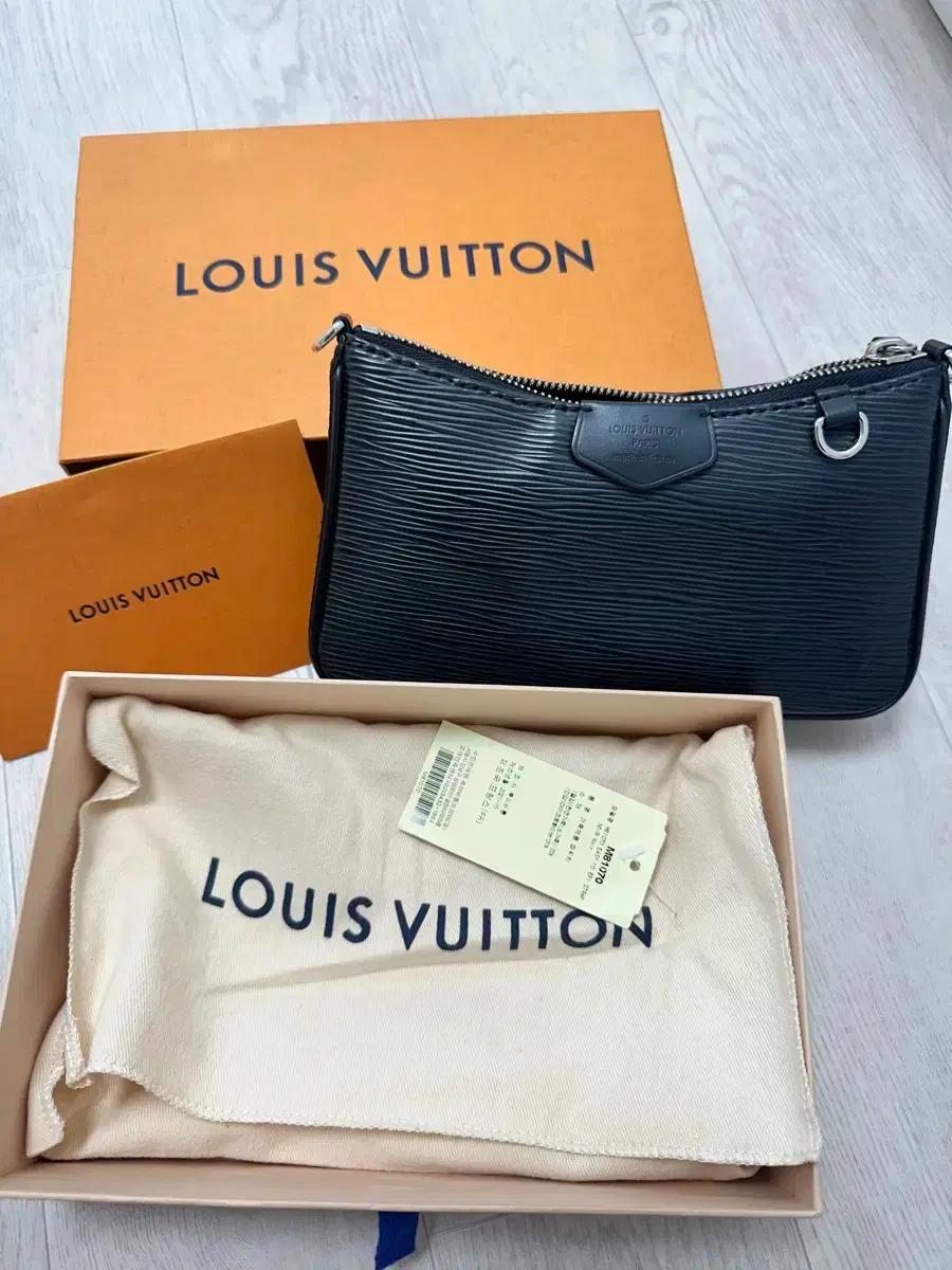 루이비통 이지 파우치 온 스트랩 M81070