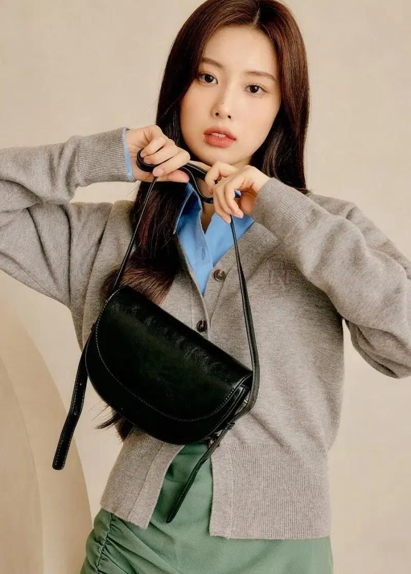 [새상품] 제너럴아이디어 하프 라운드 백 가방 (강혜원 착용)
