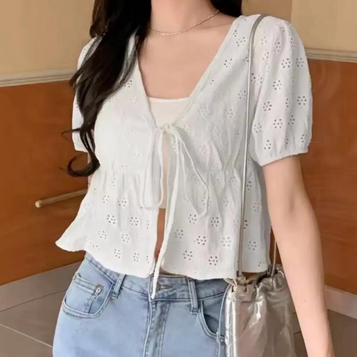 펀칭 레이스 끈 숏 블라우스 화이트 /데일리 캐주얼 러블리 데이트룩 빈