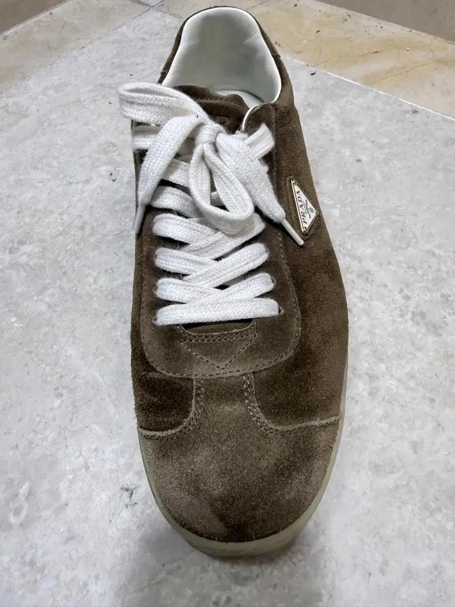 프라다 스웨이드 스니커즈 270