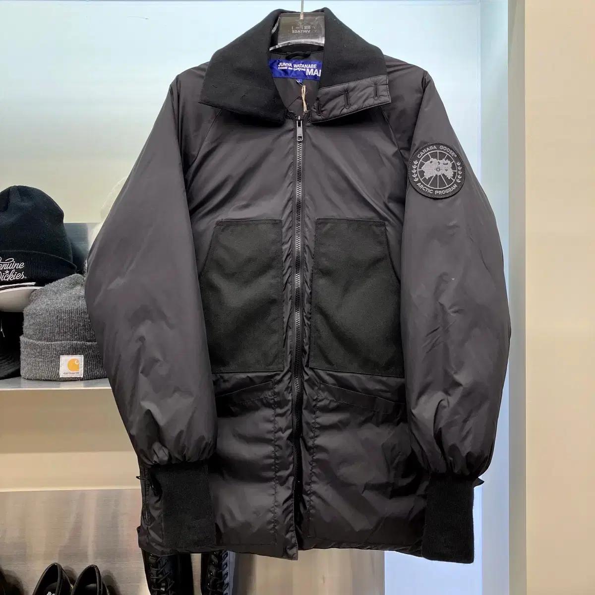 꼼데가르송 x 캐나다구스 자수 다운자켓