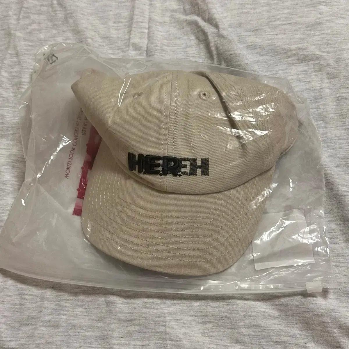 [새제품] 아이유 HEREH 볼캡 베이지