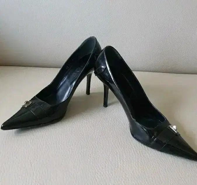 디올 구두 여성 블랙 페이턴트 은장 로고 버클 펌프스힐(정품)지갑 가방