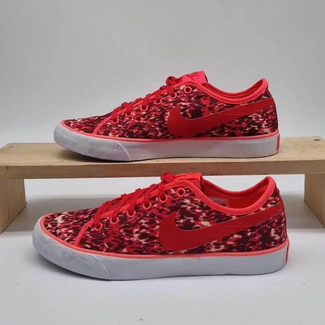 나이키 캔버스 프린트 여성스니커즈 235_