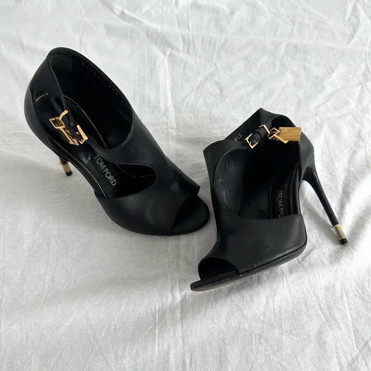 톰포드 블랙 레더 오픈토 펌프스 힐 36 (230)