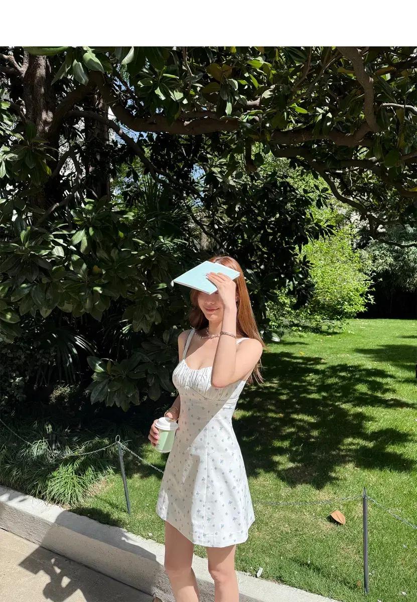 파리지앵바이브 화이트 플로럴 민소매 미니원피스