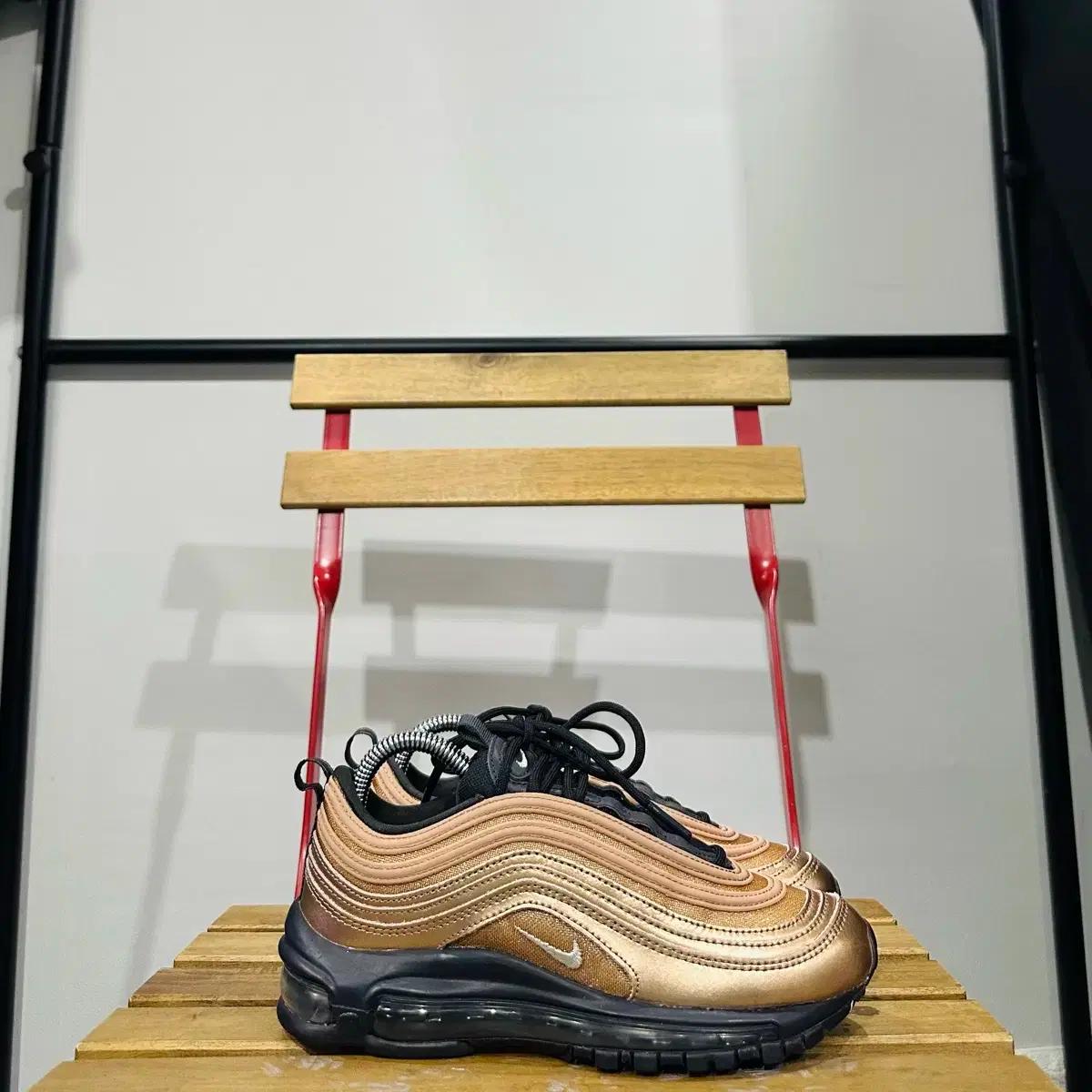 230) 나이키 운동화 여성 여자 신발 에어맥스 97 골드 블랙