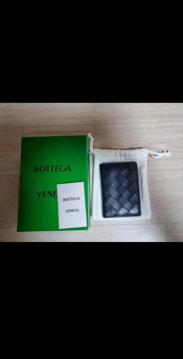 정품 보테가베네타 플랩카드지갑 네이비