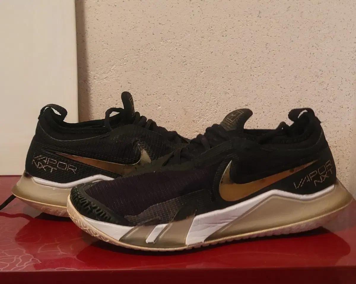 나이키 베이퍼 NXT 블랙/골드 테니스화 235
