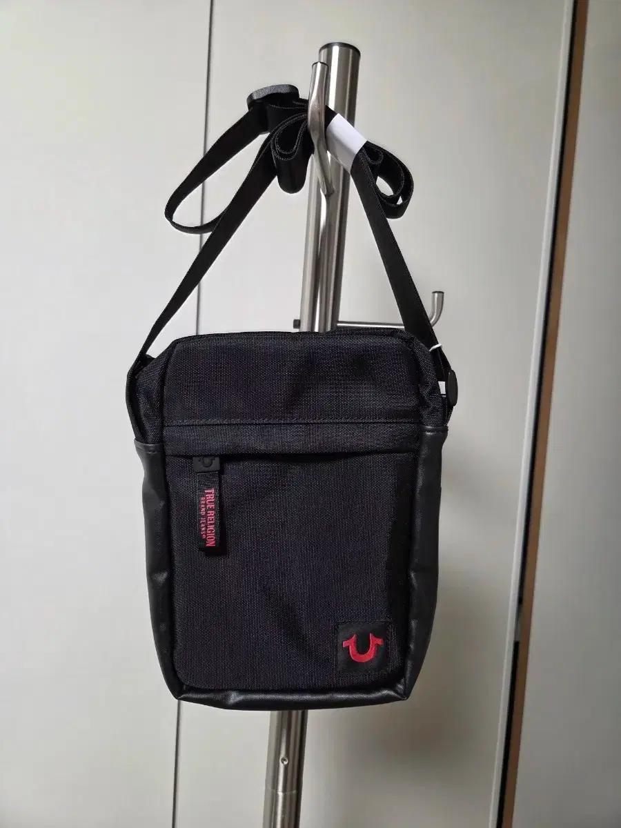 트루릴리전 블랙 크로스바디백