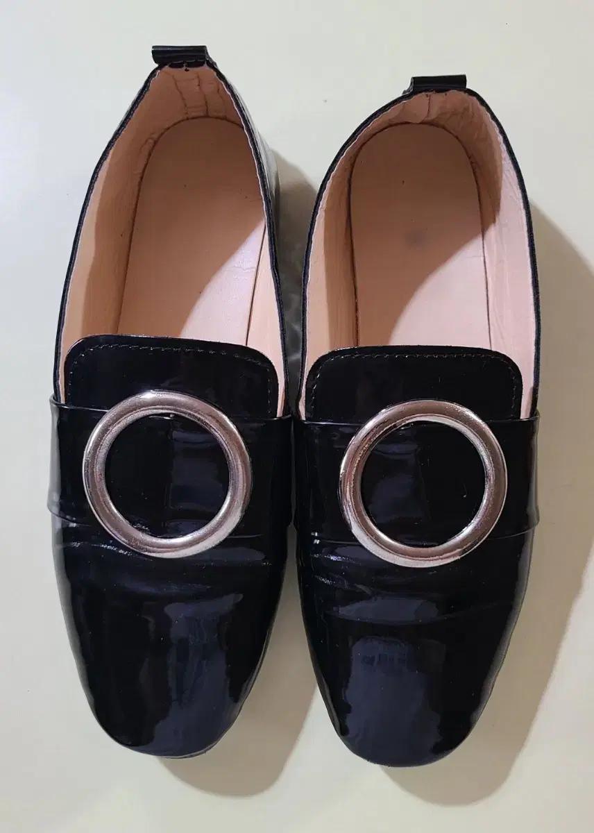 [여성 신발] 싱글링 검정 에나멜 로퍼, 여성 단화 39 (약 245)