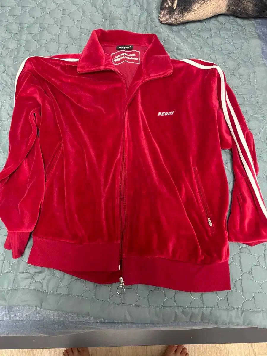 널디 벨벳 트랙 자켓입니다