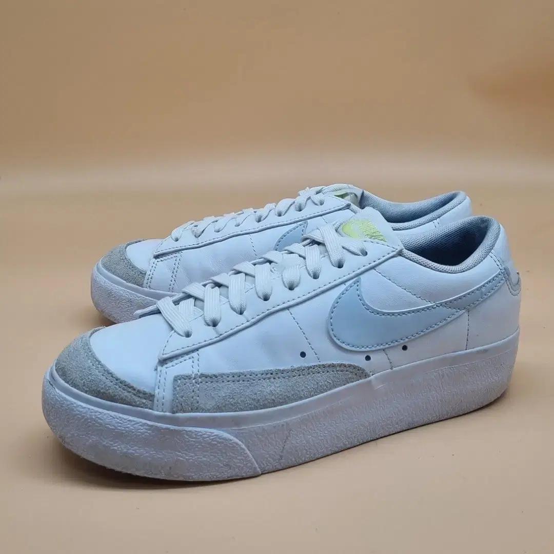 나이키 블레이저 로우 플랫폼 여성스니커즈 240