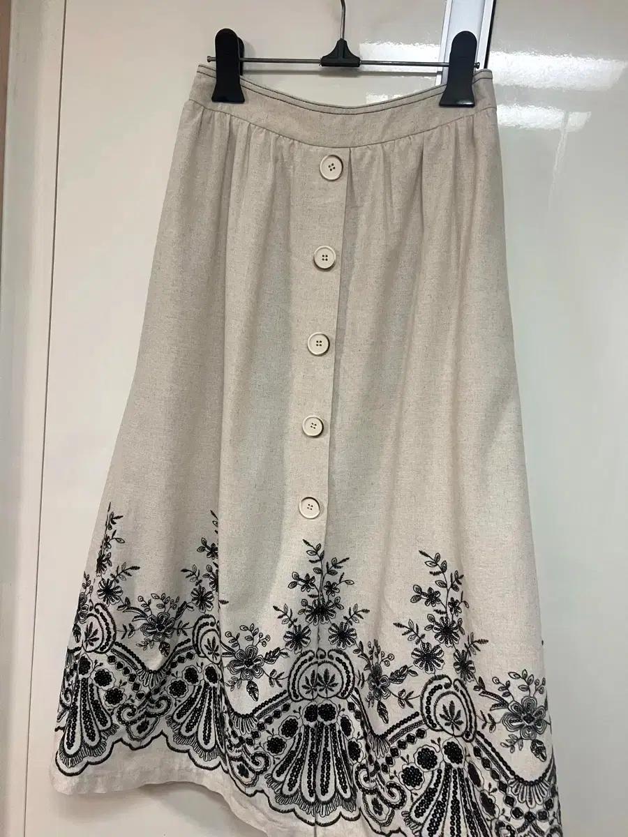 잇미샤 자수 스팽글 이태리소재 린넨 혼방 롱 스커트 치마 하객룩 오피스룩