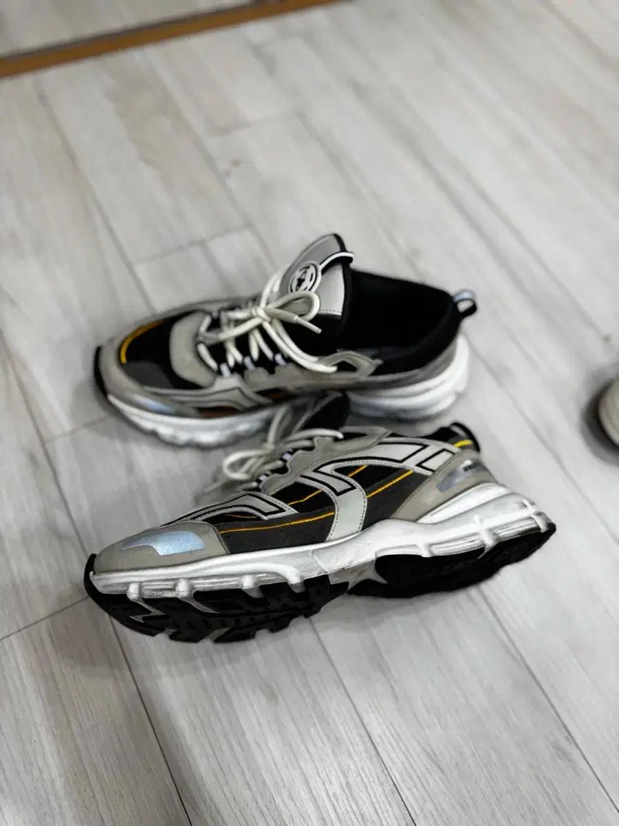 악셀 아리가토 스니커즈