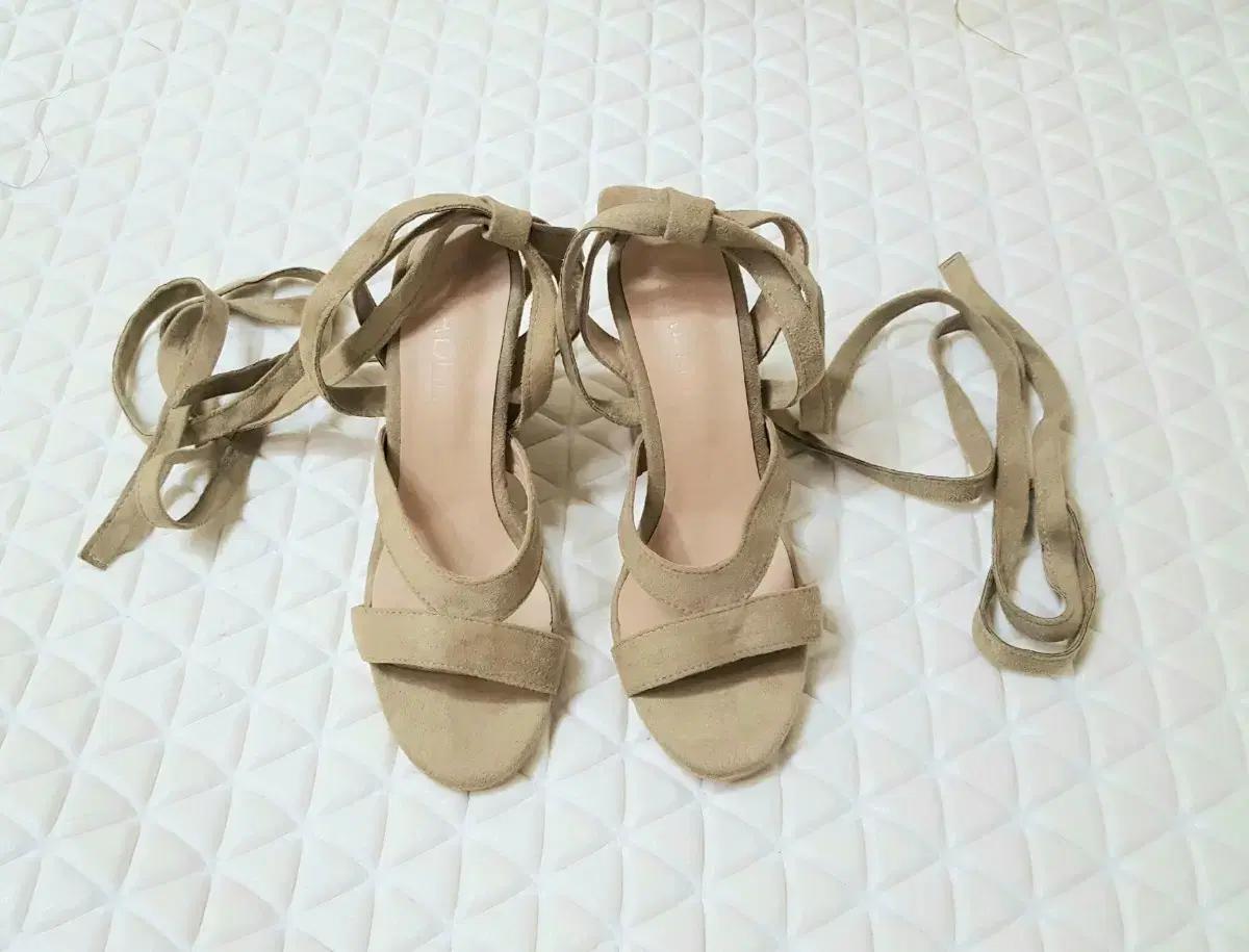 240 미착용 새상품 여성 가죽 샌들 구두 신발 샌달 하이힐 여자 새제품