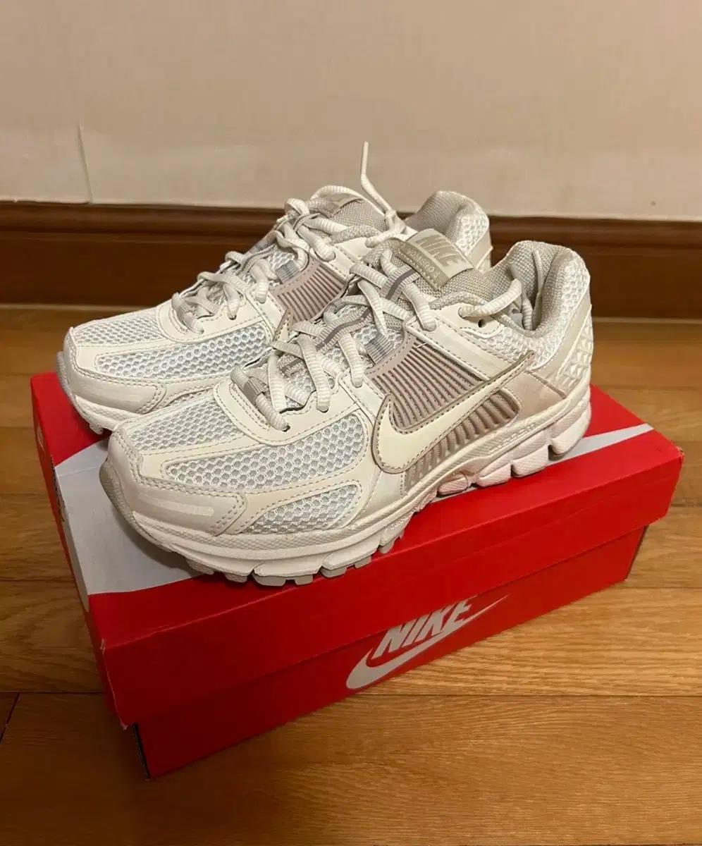 나이키 우먼스 줌 보메로 5 베이지 220