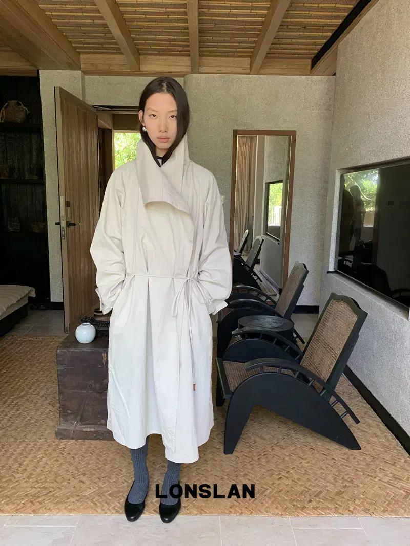 LONSLAN 베이지 빅 라펠 드롭숄더 타이 롱 트렌치코트