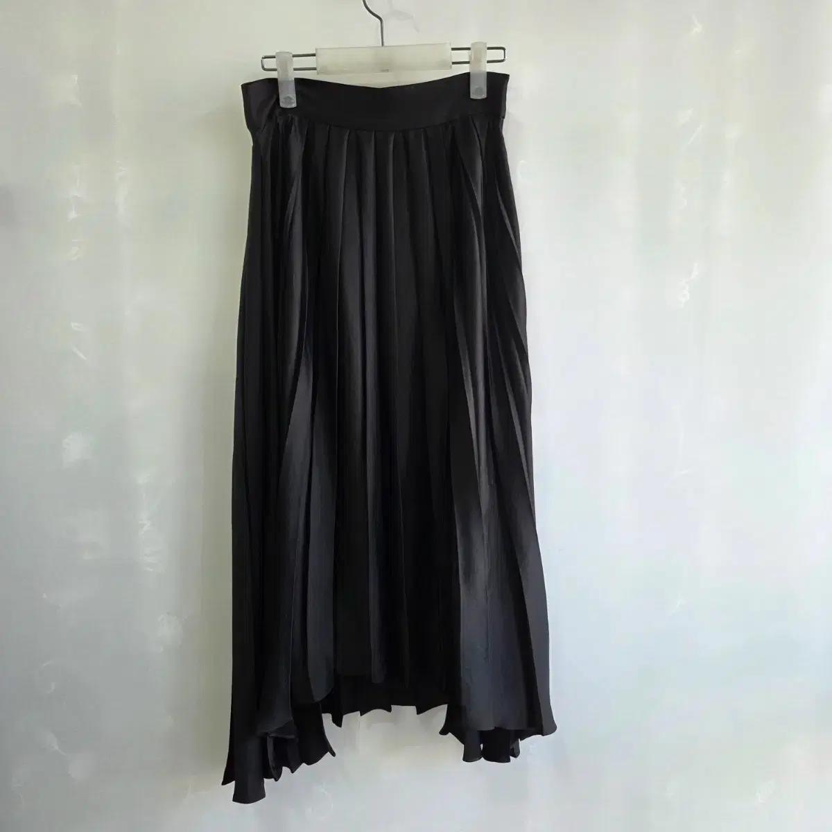 [THE BEIGES] 더베이지스 블랙 플리츠 언밸런스 롱 스커트 여성