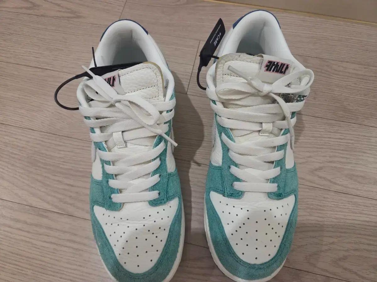 나이키 카시나 덩크 로우 저렴히 판매합니다.