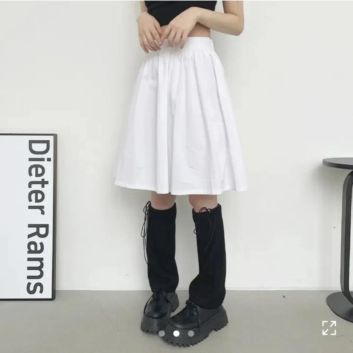 화이트 플레어 뒷밴딩 코튼 미디 스커트
