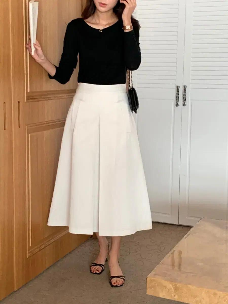 웰노운 핀턱 플레어 스커트 플리츠 A라인 트렌치 화이트 롱치마 오피스룩