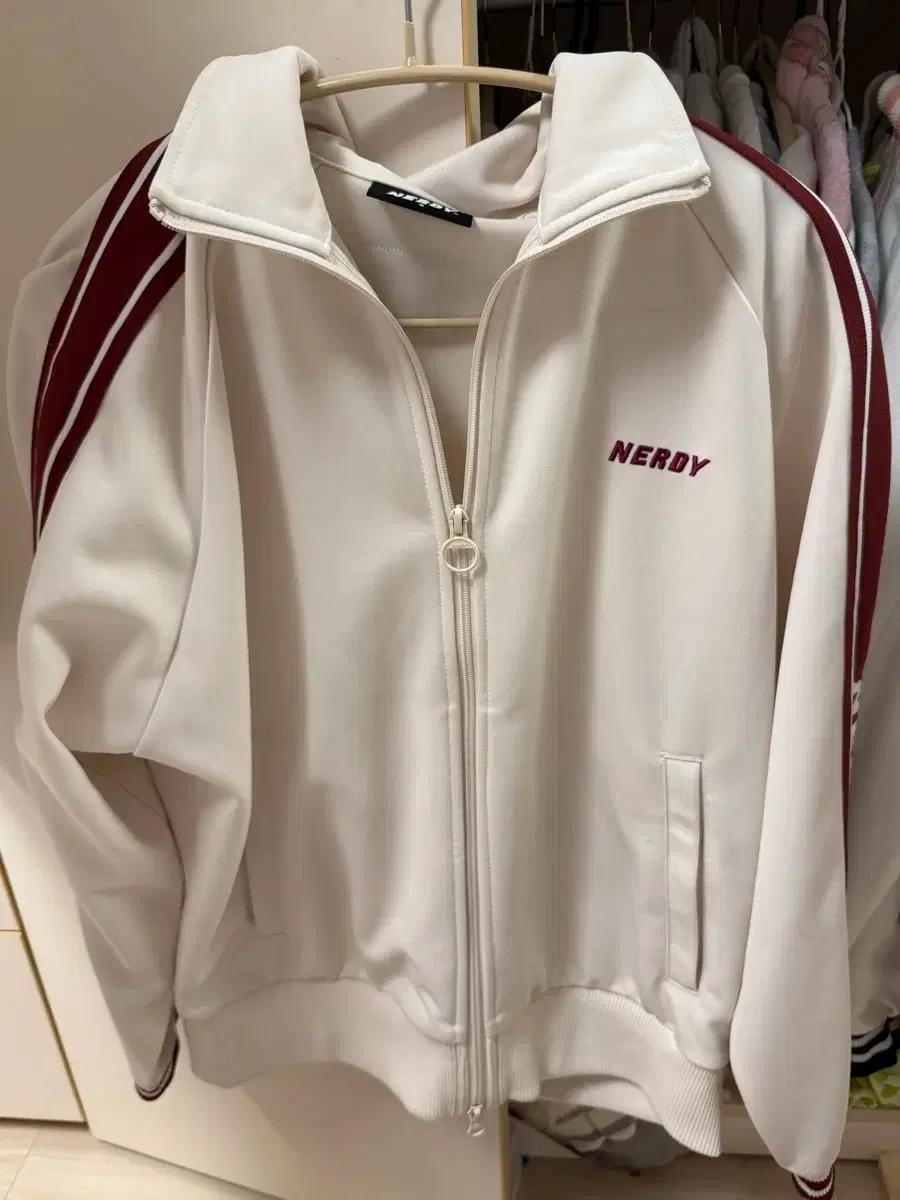 널디 져지 엔와이 트랙탑 크림 버건디