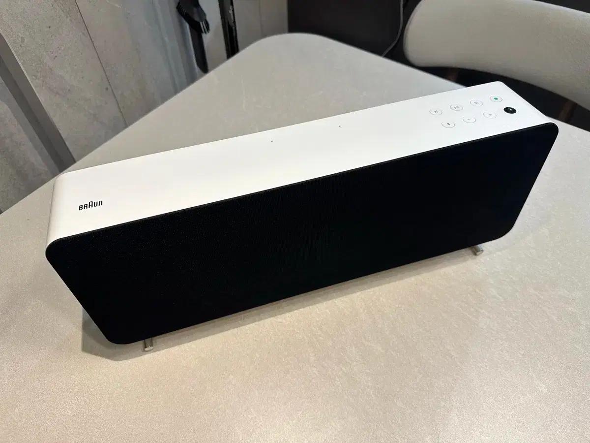 Braun LE02 스피커