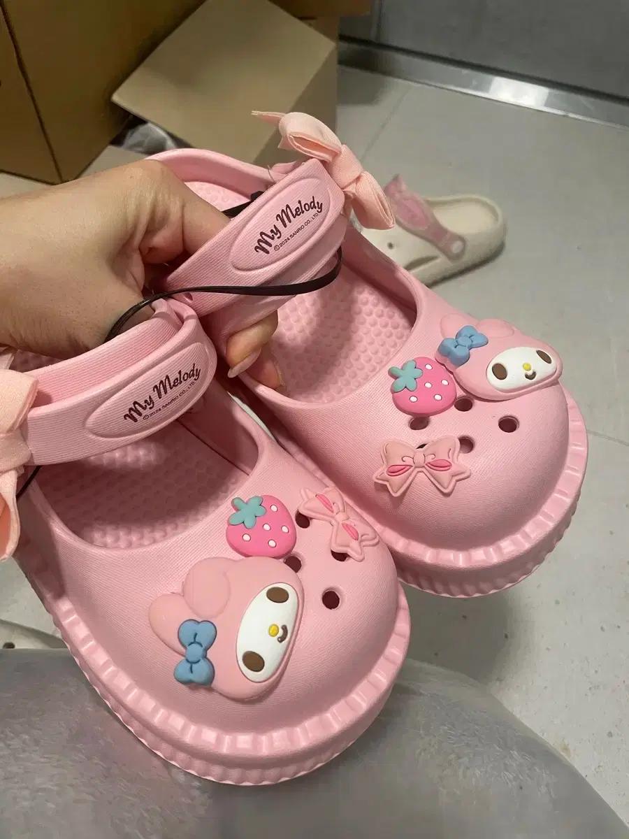 정품 산리오 마이멜로디 키높이 크록스 샌들 240 새상품