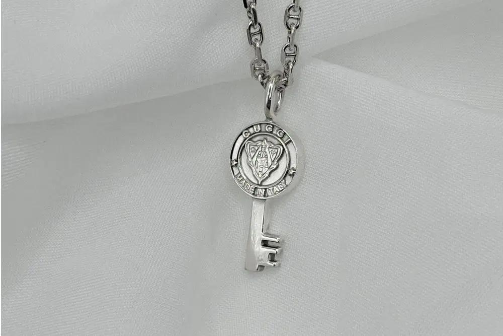 구찌 실버 크레스트 키 펜던트 목걸이 Crest Key Pendant